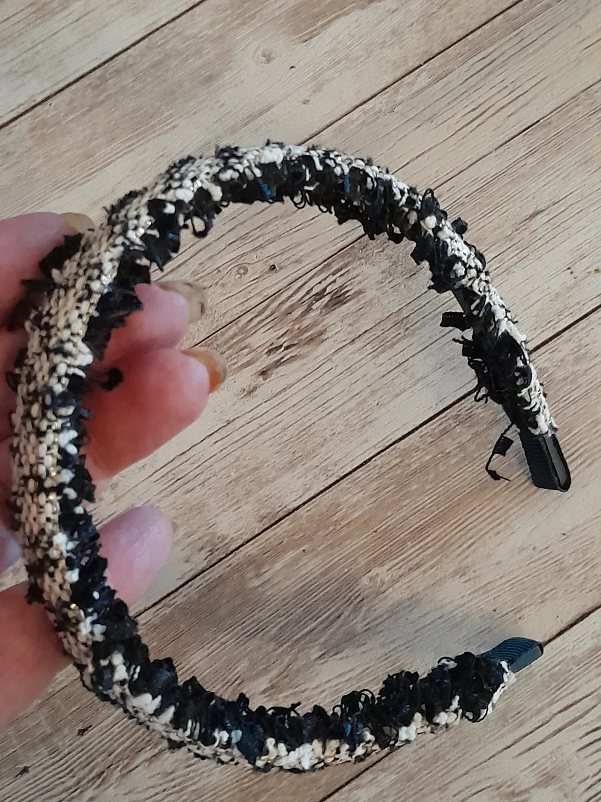 Serre tête, moucheté, couleur noir et blanc
